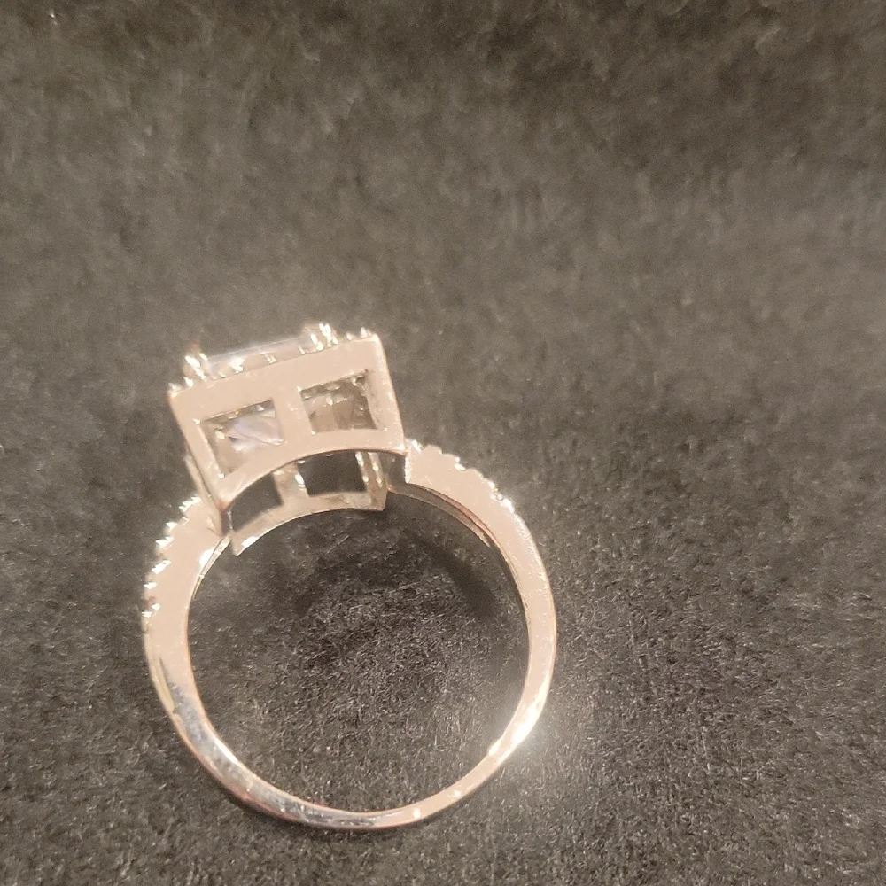 Elegant Silver Square-Cut Ring - Picture 4 of 5